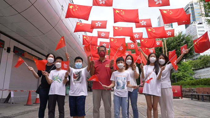 陈茂波与数个本地家庭参加国庆本地游。