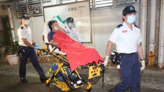 彩霞邨护老院女职员与同事打架 受伤倒地送院。尹敬堂摄