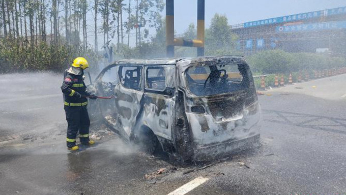 广西贵港境内，百万名车出事故致1死2伤。