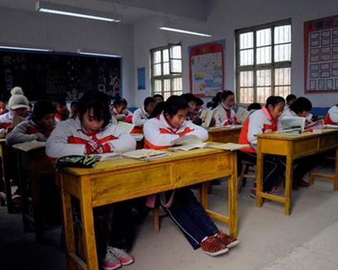 山东下月严禁中小学生带手机及平板电脑进课室。网图