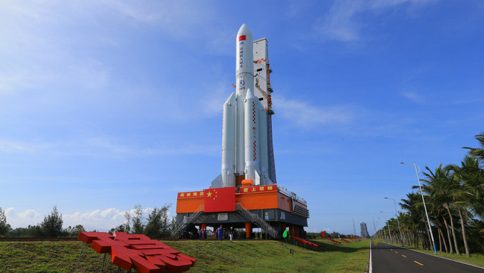 問天實驗艙與運載火箭組合體轉運至發射區。新華社圖片