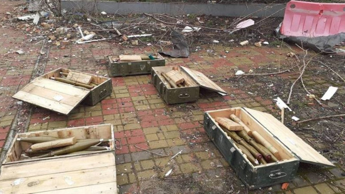 俄軍在基輔留下一箱箱武器。互聯網圖片