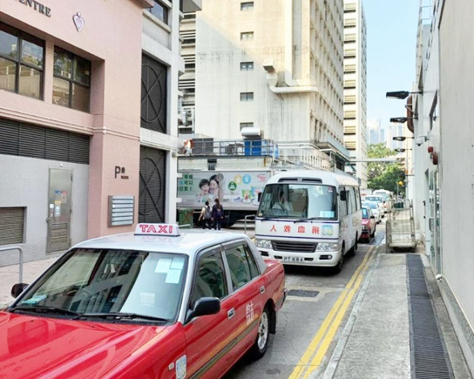 伊利沙伯醫院指有車輛取道醫院內的行車通道，導致院內道路嚴重擠塞。