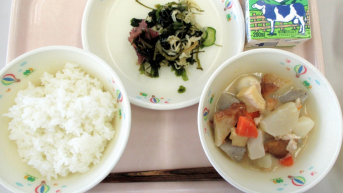 事发当天营养午餐包括牛奶、白饭、海藻沙律和关东煮，其中关东煮配有鹌鹑蛋。福冈县美山市