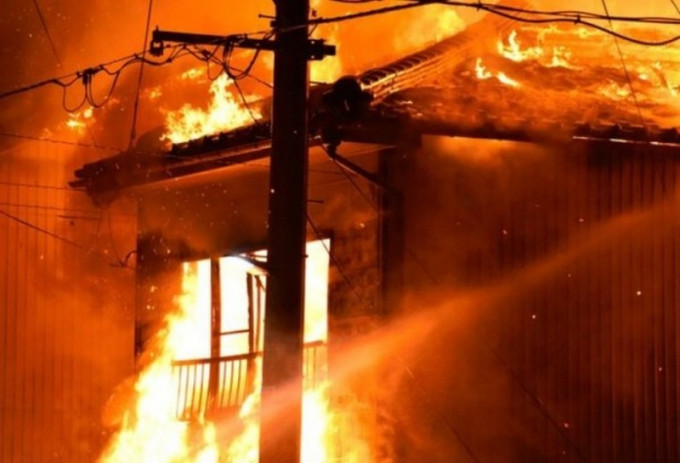 日本新舄县佐渡市发生大火，波及住户与商家共15栋建筑，最先起火的大宅内有3人身亡。(网图)