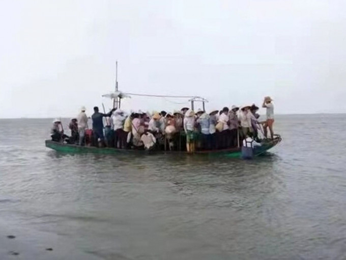 逾60人挤一筏，广西排筏翻侧致8死事故疑超载惹祸。网图
