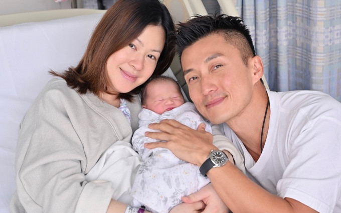 陈山聪晒一家三口照正式当爸了。