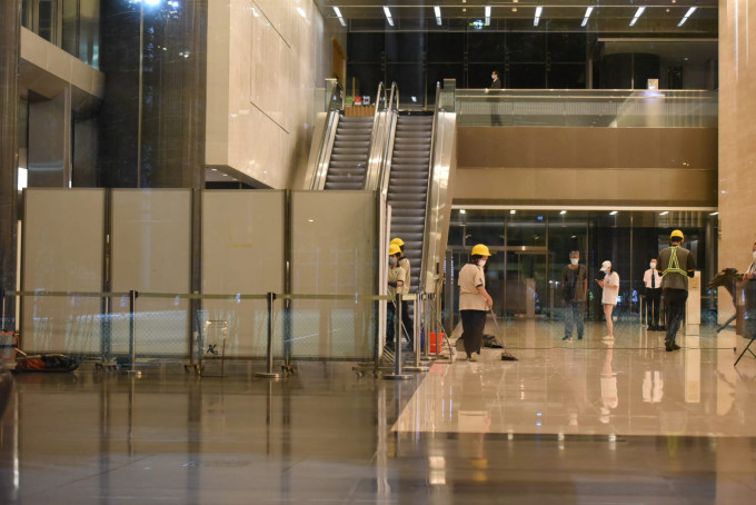 九龍灣高銀金融國際中心塌天花，工作人員在場清理