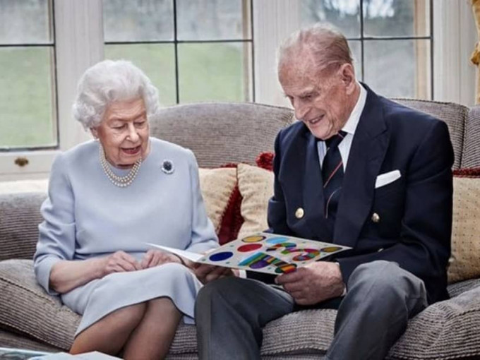 英女皇與菲臘親王結婚73周年，在社交網站上載溫馨合照。（網圖）