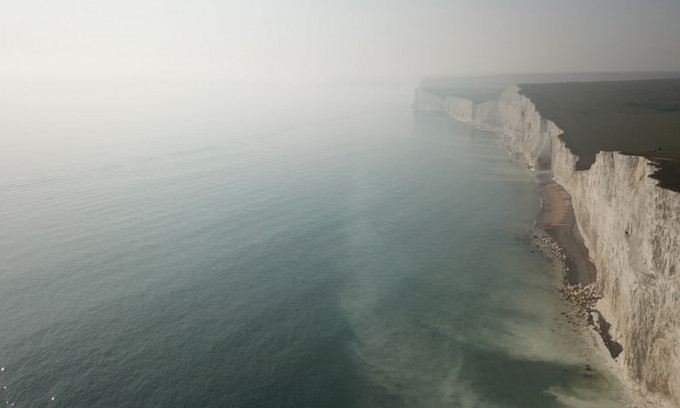 来历不明的化学烟雾侵袭英国南部海岸。网上图片