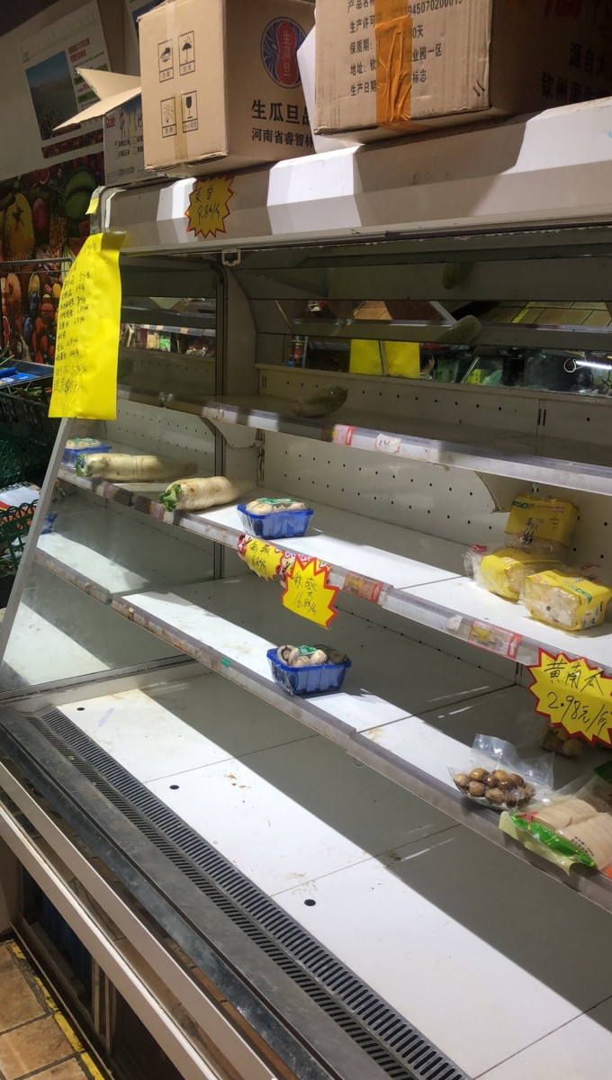 河南鄭州超市賣空的貨架。網上圖片