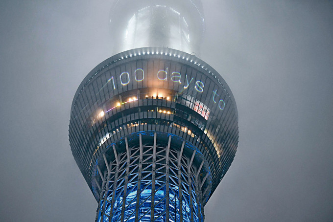 東京晴空塔頂以燈光騷倒數東奧一百日。