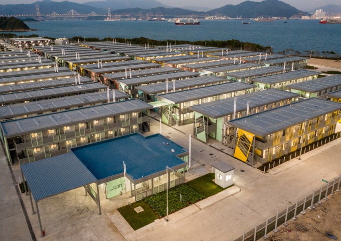 鲤鱼门防疫隔离中心（A区）为本港首个采用「组装合成」技术完工的工程项目。中建香港提供图片