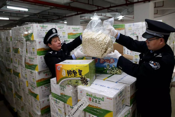 去年广州海关查办走私农产品案件144宗，案值28.22亿元。 图微博