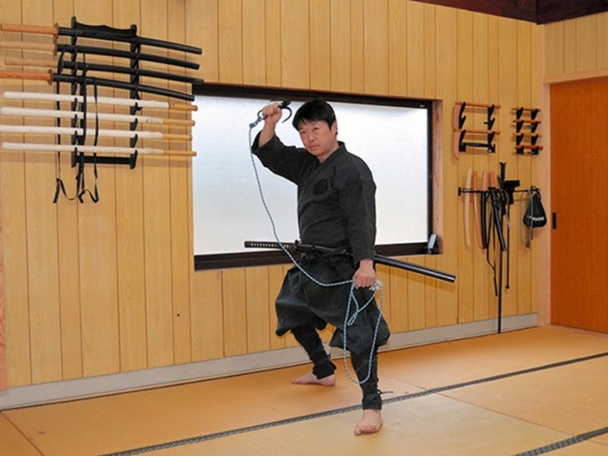 三橋玄一成為第一位「忍者碩士」畢業生。網圖