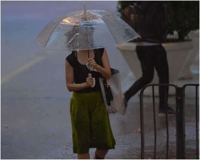 黃雨警告生效。