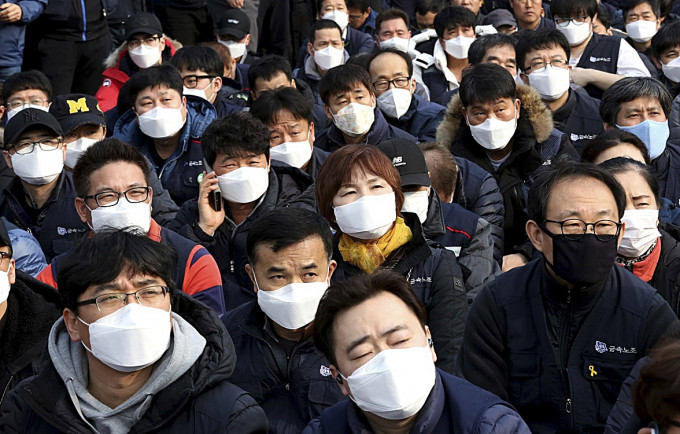 空气污染严重，首尔市民外出要戴口罩。AP