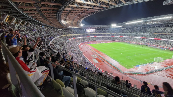 筆者3月時入場觀看日本對烏拉圭的比賽，場內氣氛高漲。何子善攝
