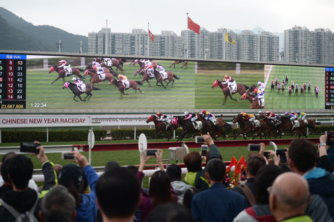 新年馬場開鑼，吸引不少馬迷到場發新年財。