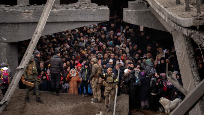 大批难民在政府军协助下从基辅东北面疏散。AP