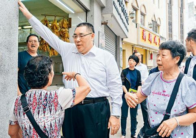 澳门行政长官崔世安到区内视察，及了解风暴及水浸后情况。 资料图片