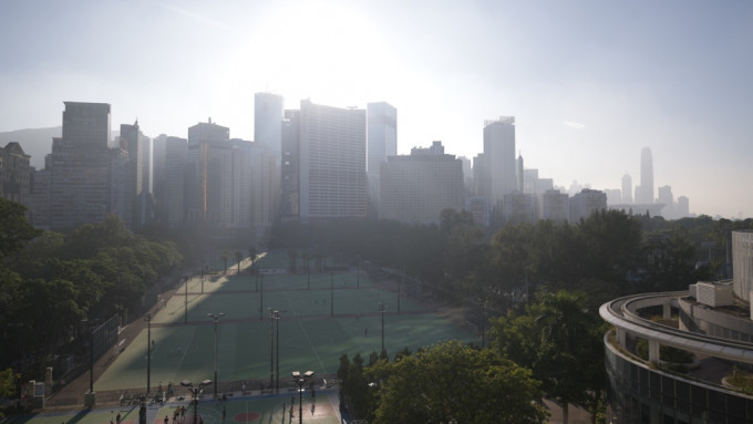 天文台表示本港今日天氣大致多雲，日間短暫時間有陽光。資料圖片