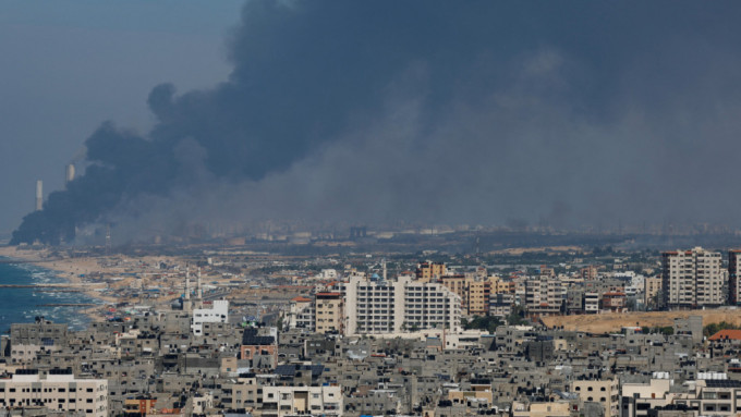 哈馬斯當日向以色列發生突襲致多區冒煙。(路透社)