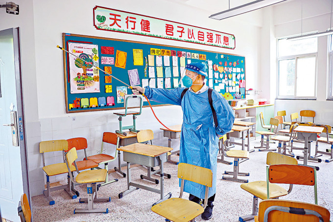為迎接開學，南京一家小學開展消毒工作。　