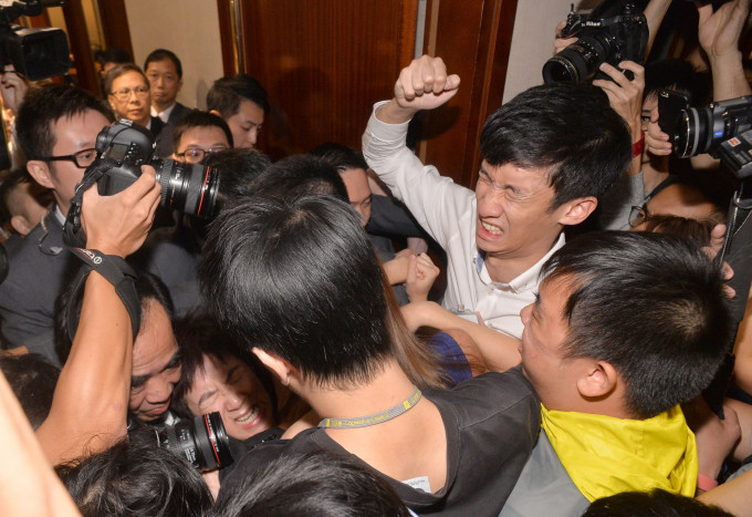 梁、游于去年11月2日的立法会大会上强行闯入会议厅试图再次宣誓。资料图片