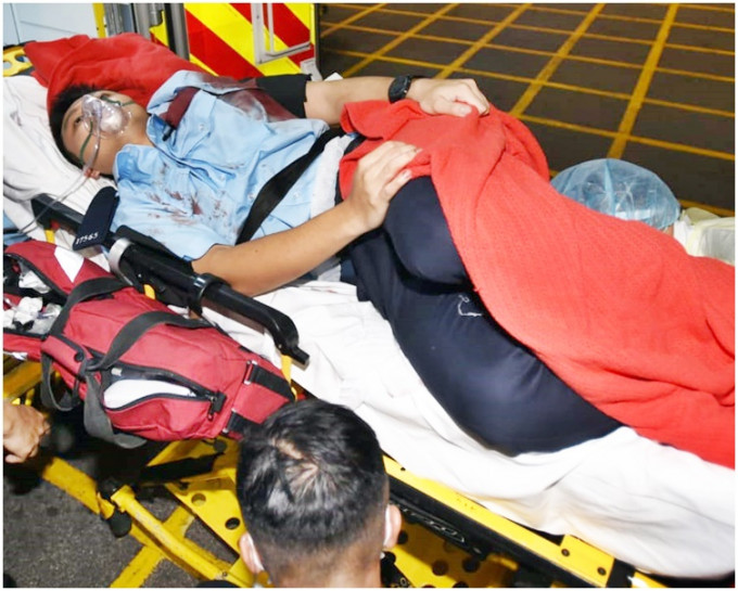 遇袭警员左背受伤，送玛丽医院治理。