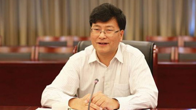 重慶政協主席王炯暈倒。網上圖片