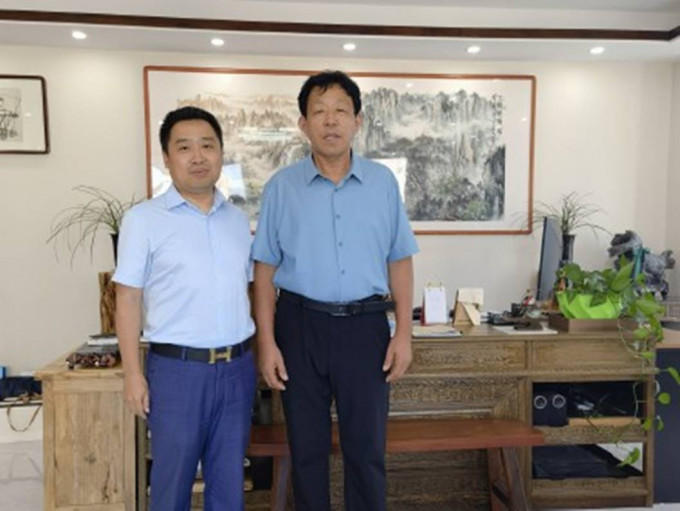 李男（右）與代表律師維權2年多，終於如願以償，並獲政府賠償39萬元。互聯網圖片