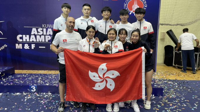 梁雅蕾(前排左二)与关渝澄(前排右二)于U23亚锦赛摘得两铜。香港剑击总会图片