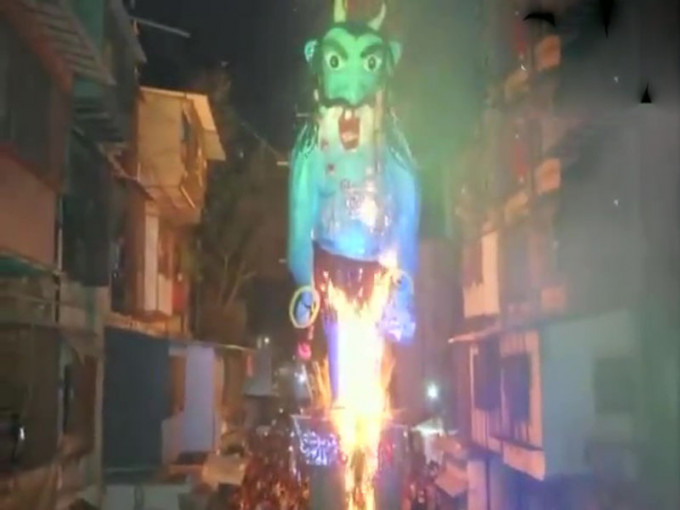 印度民众在「侯丽节」焚烧新冠病毒塑像。（网图）
