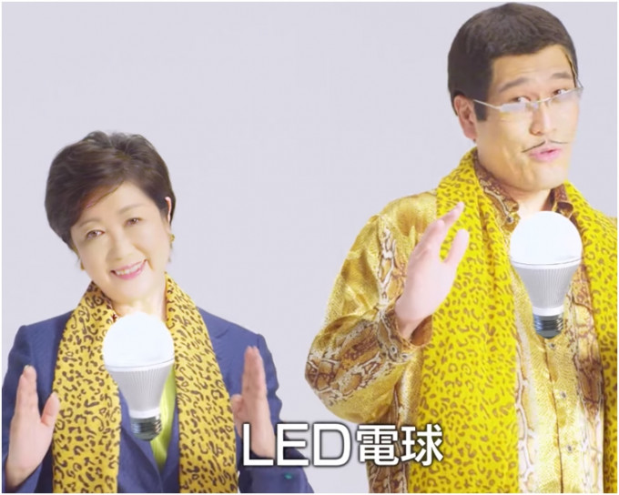 小池百合子（左）和日本搞笑歌手「Piko太郎」一起，大跳Piko太郎風靡全球的歌曲《PPAP》。網圖