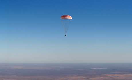 两名美国太空人和一名俄罗斯太空人结束6个月任务，从国际太空站返回地球。AP