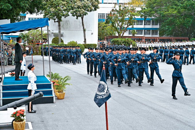 香港警察学院昨日举行结业会操。