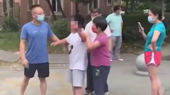 上海一名男童骑平衡车进行核酸检测被拒，遂持菜刀喝骂工作人员引发争议。网上影片截图