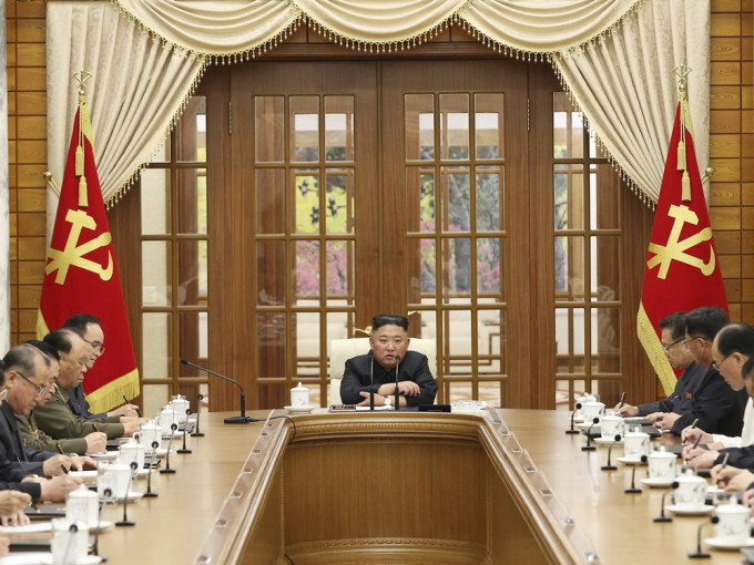 北韓領袖金正恩時隔29日再度露面主持政治局會議。AP圖片