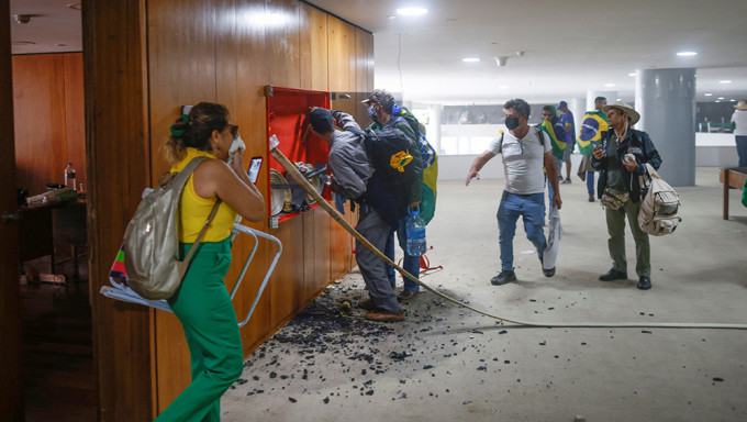 巴西前总统博索纳罗支持者闯进总统府，破坏建筑内部设施。路透