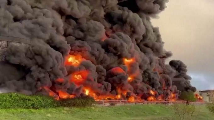 克里米亚储油厂发生大火，遭烈焰吞噬画面曝光。AP/路透