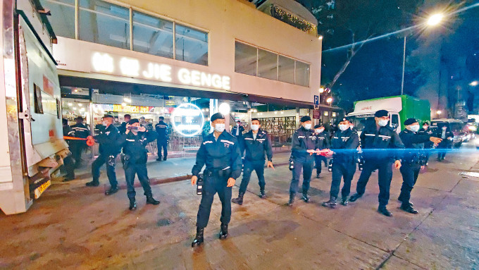 ■大批警員封鎖「黃店」桔梗餐廳，並派員入內搜查。