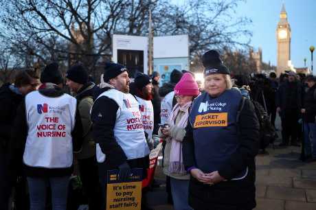 皇家护理学院的罢工纠察员去年12月中罢工期间，驻守在伦敦圣托马斯医院外。路透社