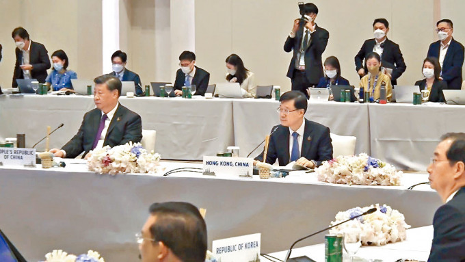 李家超到泰國出席亞太區經濟合作組織領導人非正式會議，曾坐在國家主席習近平旁邊。