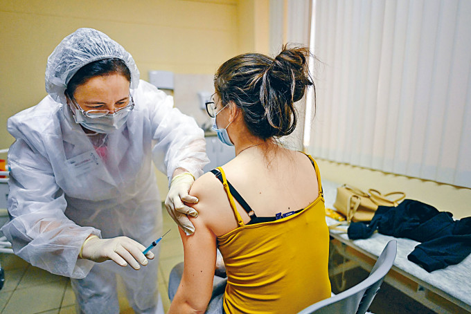 ■莫斯科一間診所的護士昨天替市民接種「星V」新冠疫苗。
