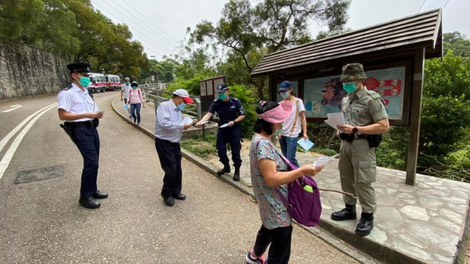 深水埗警區人員聯同輔警行山隊及入境處特務警察在金山郊野公園派發宣傳單張。 香港警察FB圖片