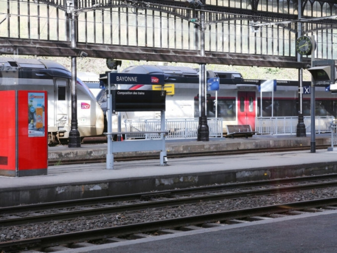 法國西南部一個車站月台受到大罷工影響，人煙絕跡。AP
