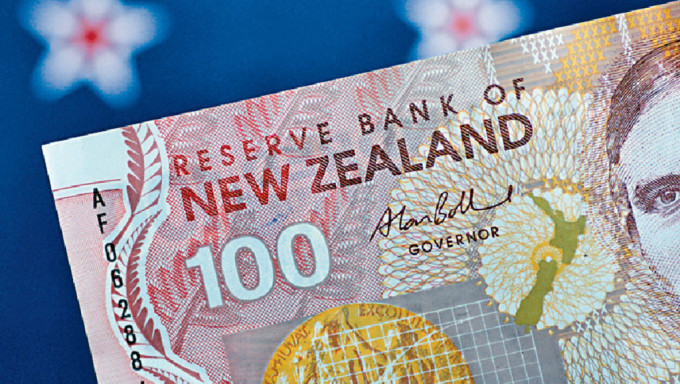新西兰央行维持5.5厘息 暗示明年下半年才减息 纽元滙价应声弹