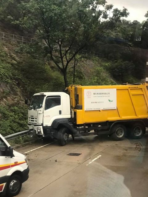 垃圾车撞向山坡‎。Chi On Lai‎