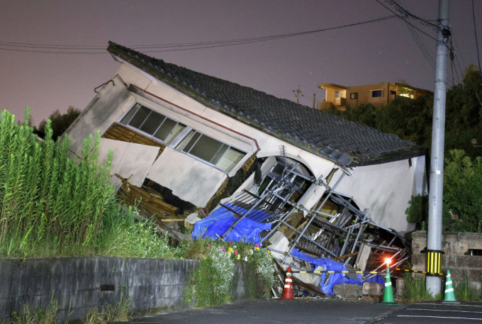 鹿皃島縣大崎町有房屋在地震後傾斜受損。路透社